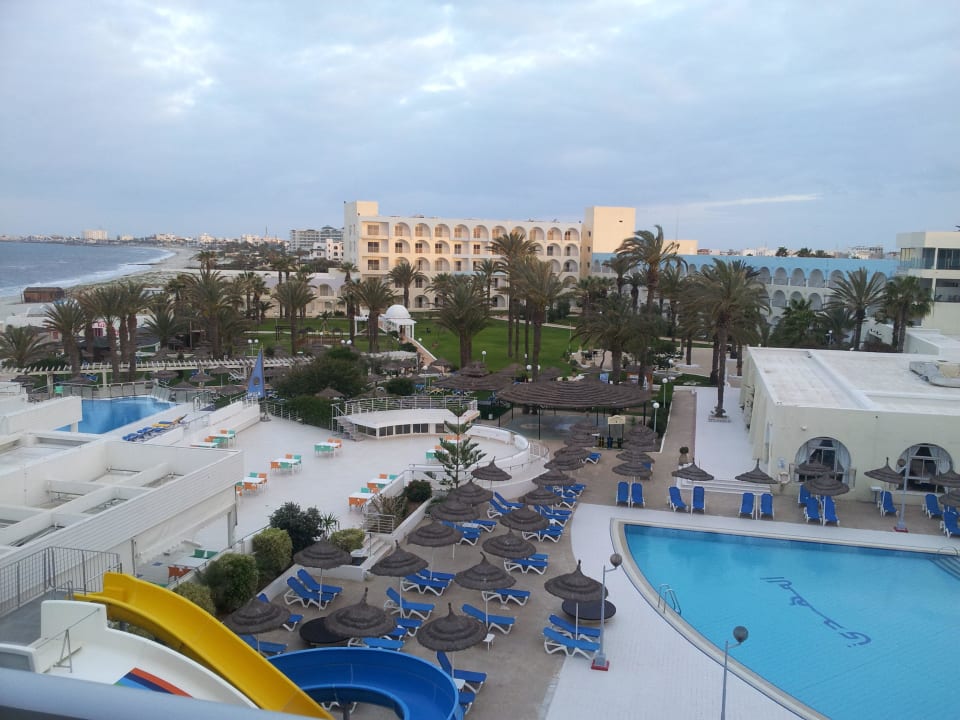 Blick auf die Pool- und Grünanalage El Mehdi Beach Resort