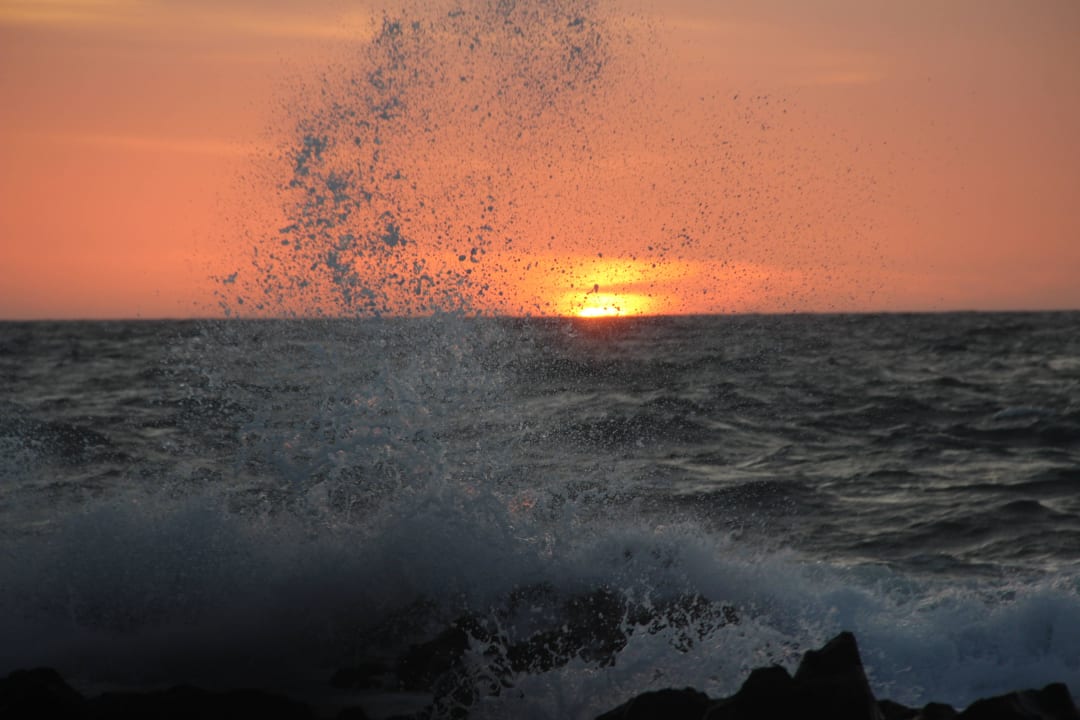 Sonnenaufgang und die Gischt Hotel Grand Teguise Playa
