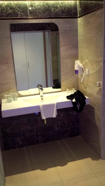Waschbecken mit Spiegel Hotel Royal Garden Beach