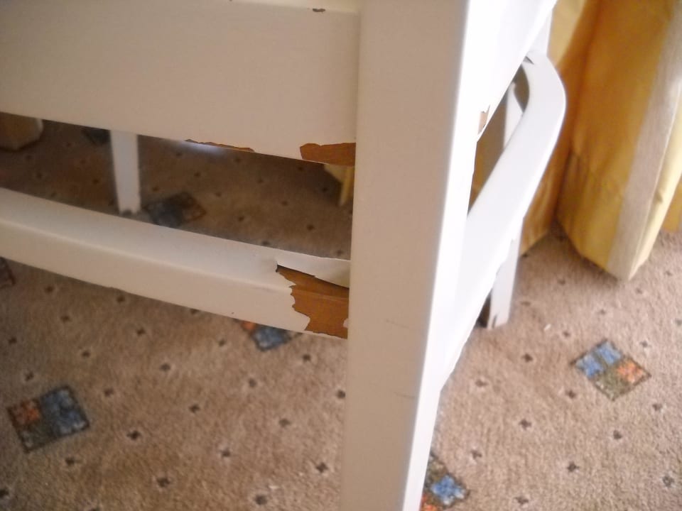 Abgeplatzer Lack an Zimmermöbeln Kresten Palace Hotel