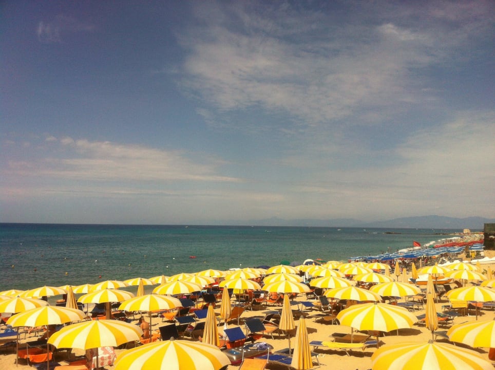 Die Schirme am Strand Aldiana Club Rocca Nettuno Calabria