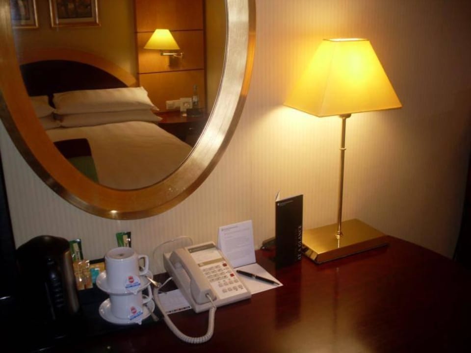 Schreibtisch und Spiegel Hotel InterContinental Frankfurt
