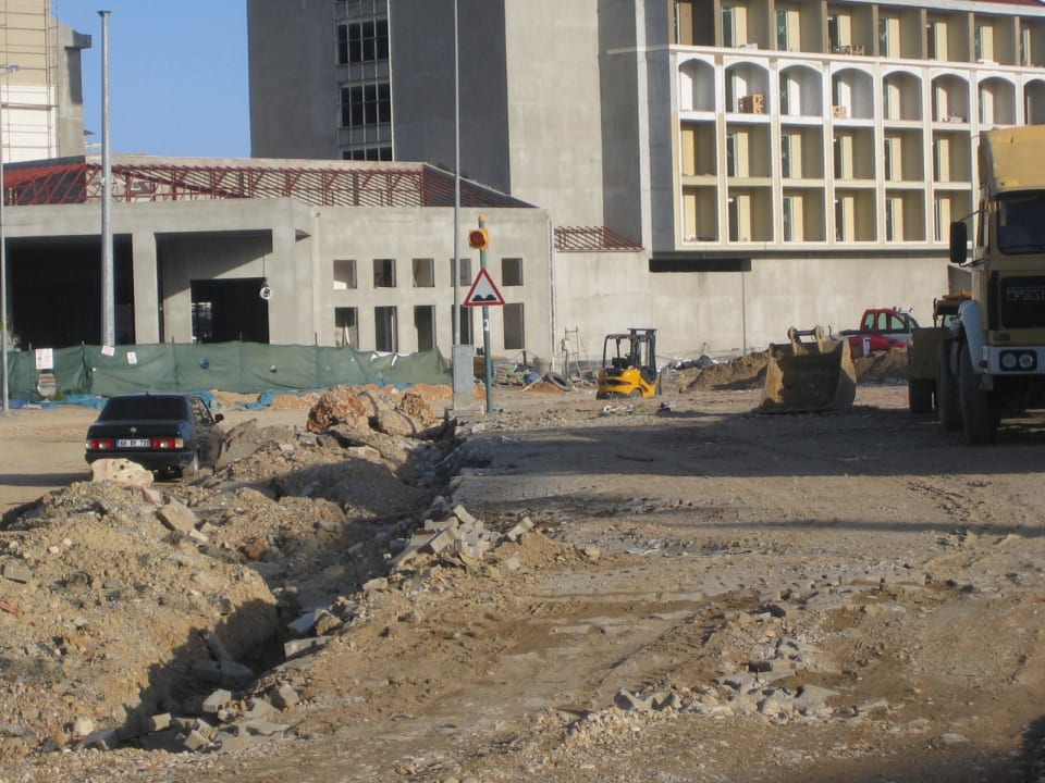 Defne Garden versinkt im Dreck... Hotel Defne Garden