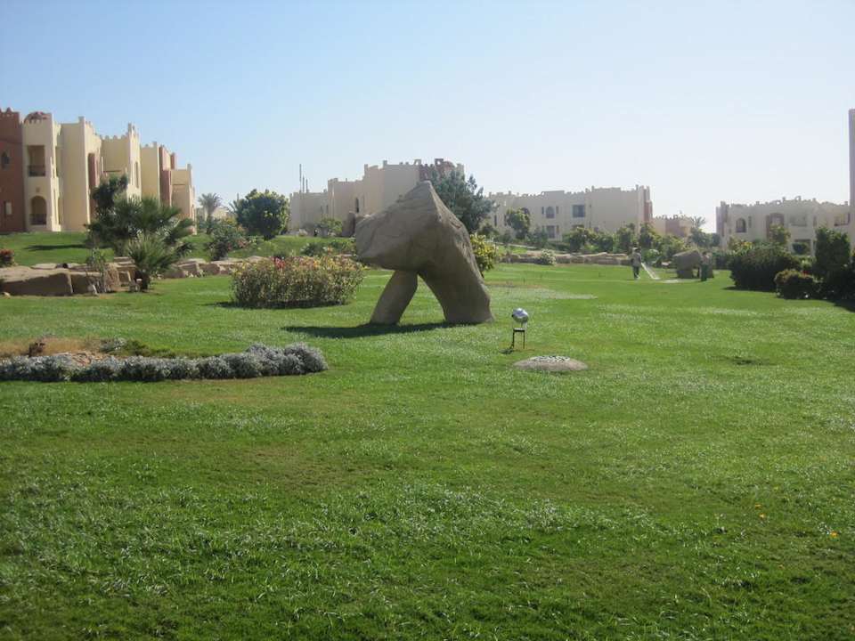 Außenanlage zwischen den Hotelhäusern. SUNRISE Royal Makadi Resort