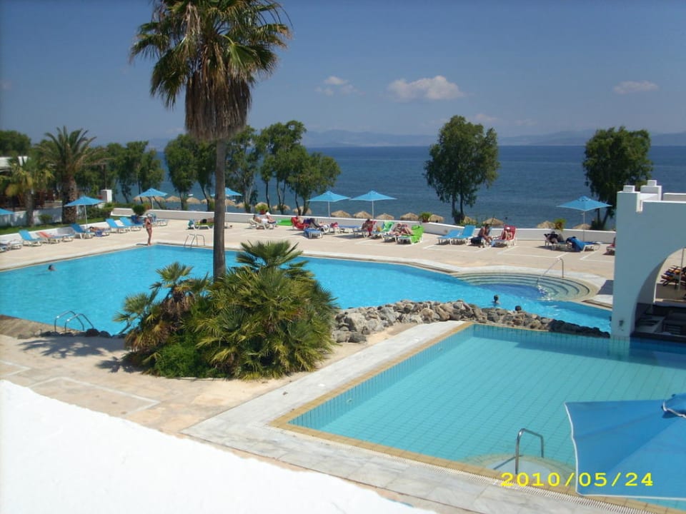 Blick auf Pool und Meer TUI BLUE Oceanis Beach and Spa Resort