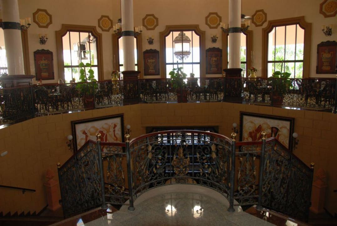 Lobbyabgang zu den Restaurants Hotel Riu Palace Punta Cana