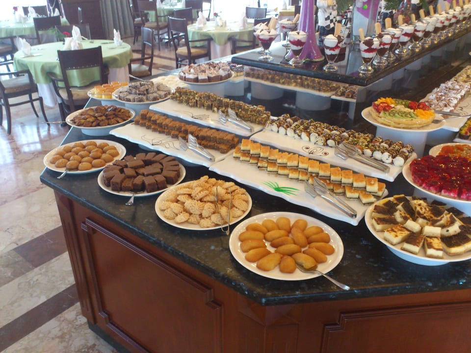 Ein Teil vom riesen Dessertbüffet Papillon Belvil