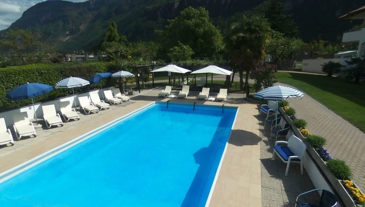 Outdoor pool Hotel Markushof