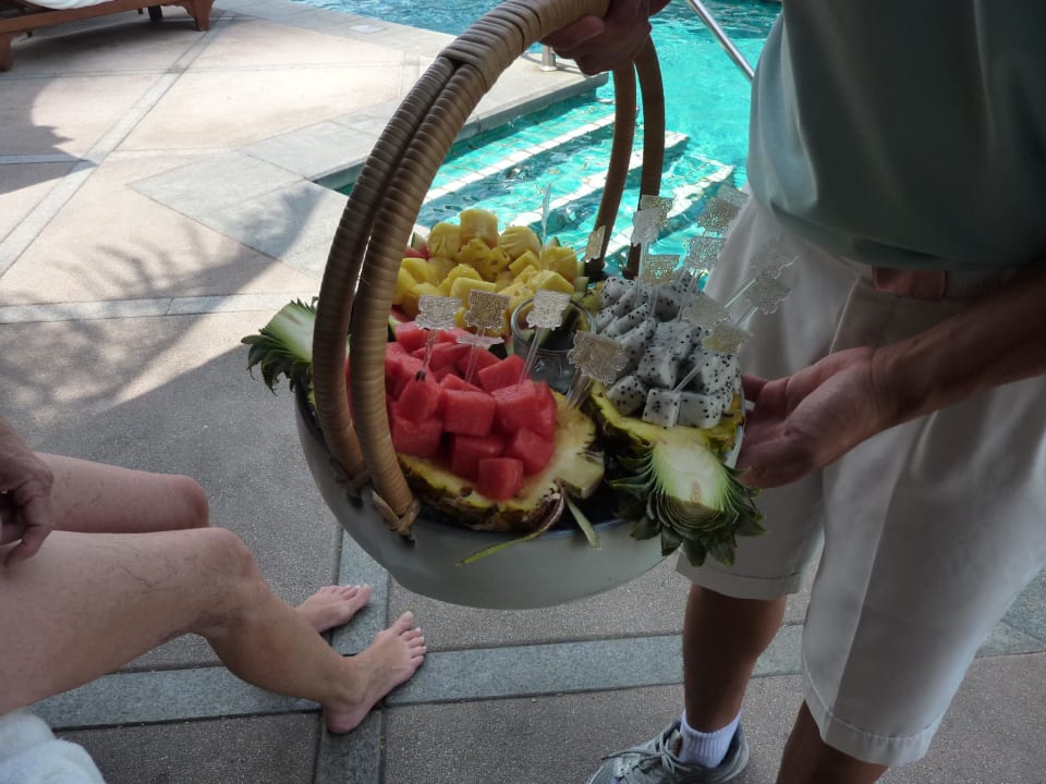 Service am Pool Obst gefällig Hotel The Peninsula Bangkok