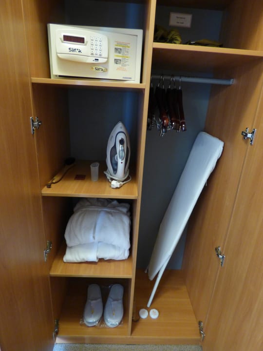 Safe, Bügeleisen, Gasmasken - alles vorhanden! Hotel Golden Dragon