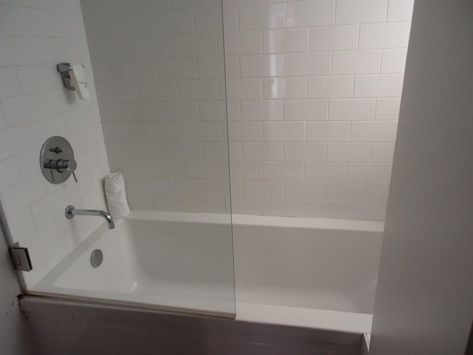 Łazienka - wanna ibis Styles Lisboa Centro Liberdade