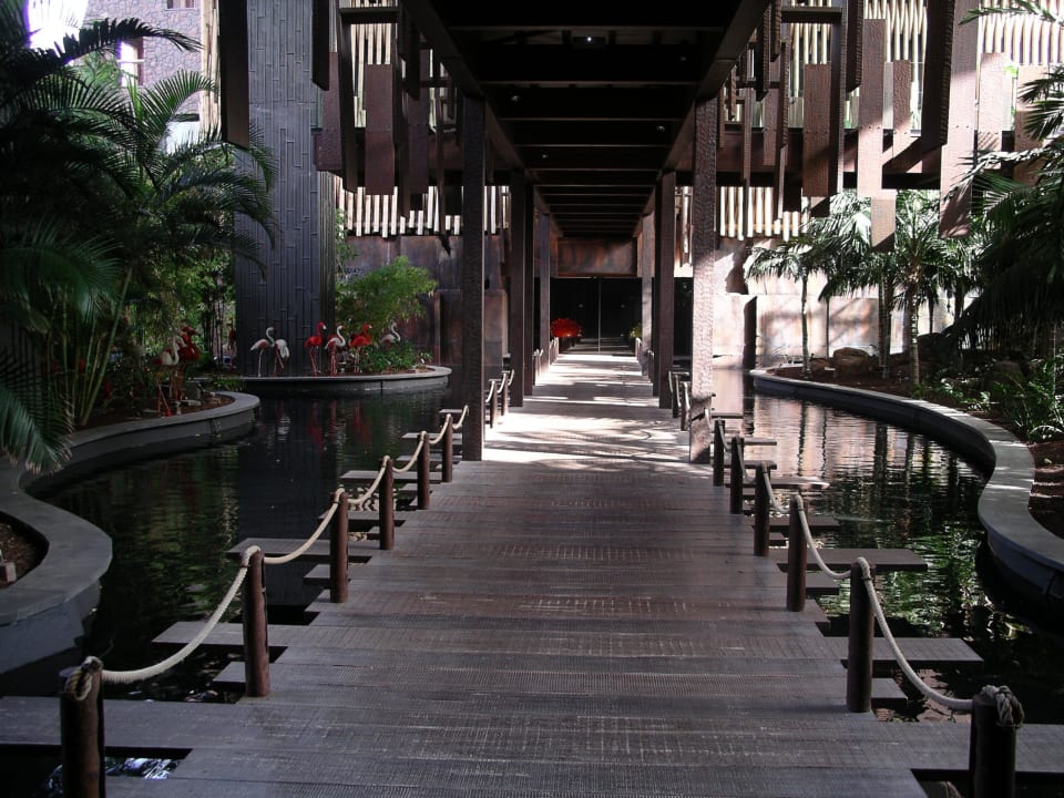 Weg Richtung Büffetrestaurant Lopesan Baobab Resort