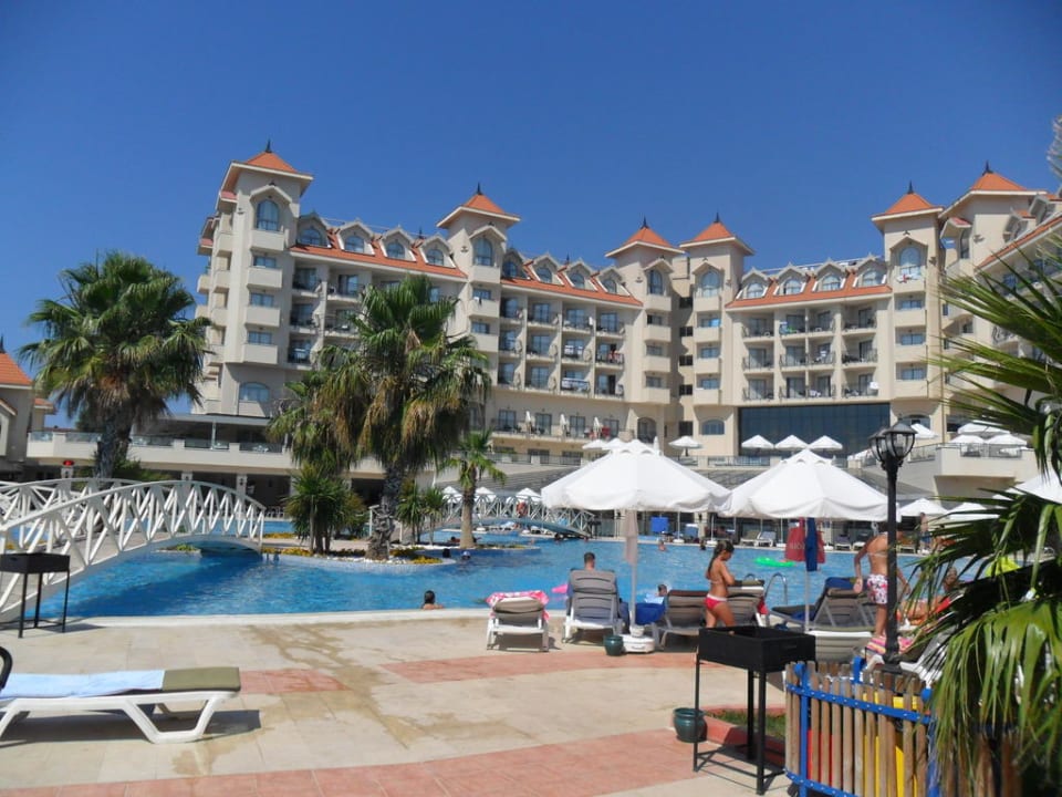 Sicht vom Pool auf das Hotel Side Mare Resort & Spa