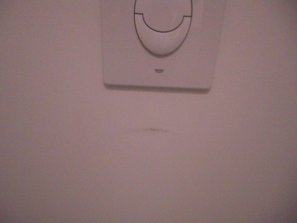 Tolilette unterhalb der Spülung B&B HOTEL Hannover-Garbsen