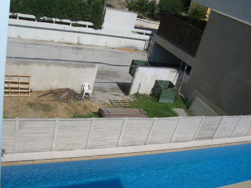 Lieferantenzufahrt vom 1. Stock unserer Suite The Ixian Grand & All Suites