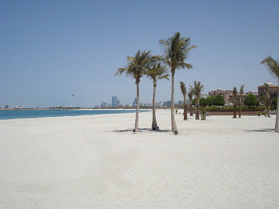 Strand mit Skyline Emirates Palace Mandarin Oriental