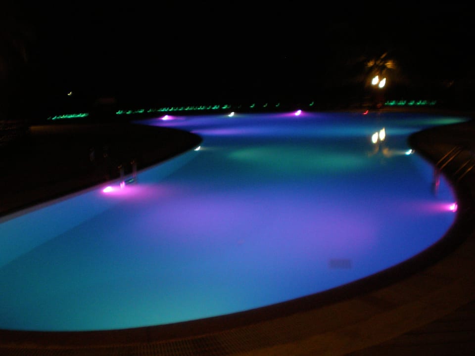 Poolbeleuchtung bei Nacht Kuredu Island Resort & Spa