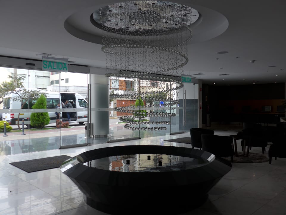 Der Brunnen in der Lobby nahe beim Eingang Jose Antonio Deluxe