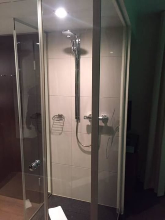 Dusche im Zimmer Flemings Hotel Wien-Stadthalle