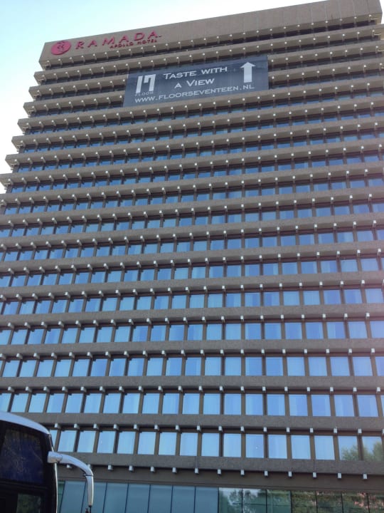 Parkplatzseite Leonardo Hotel Amsterdam Rembrandtpark