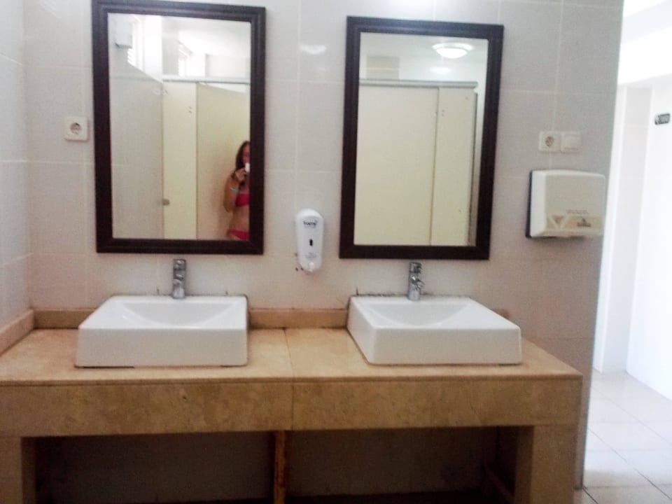 Handwaschbeken an der Toilettenpool Top Hotel