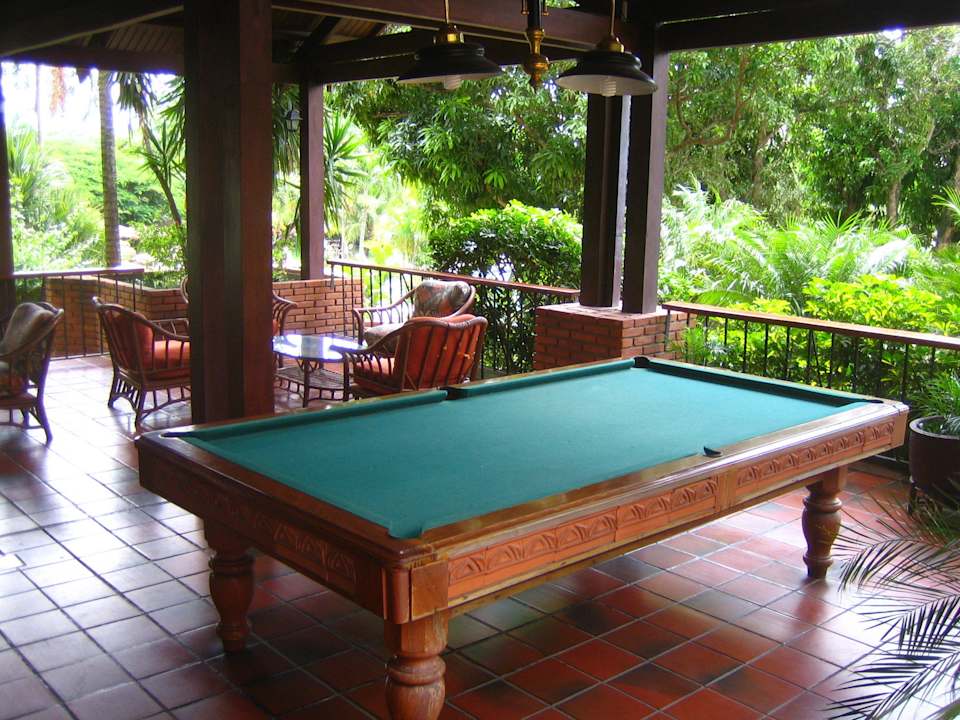 Billiardtisch im Außenbereich zum Pool Hotel Camino Real