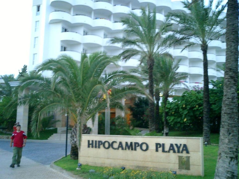Vor dem Hoteleingang Hipotels Hipocampo Playa