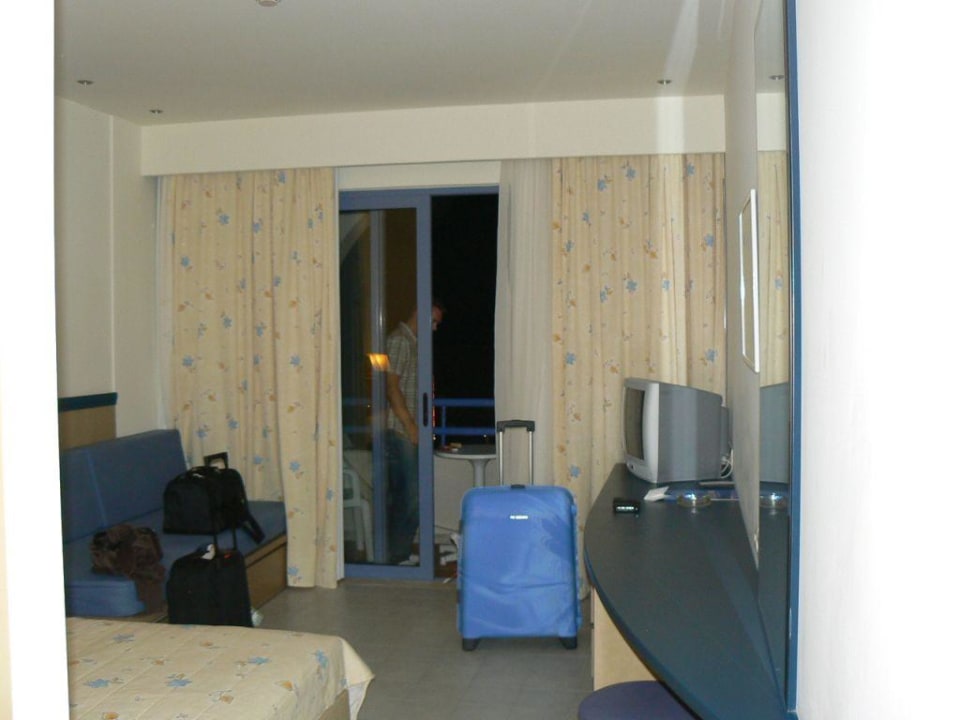 großes Zimmer mit extra Schlafcouch (links) und TV Royal & Imperial Belvedere Resort