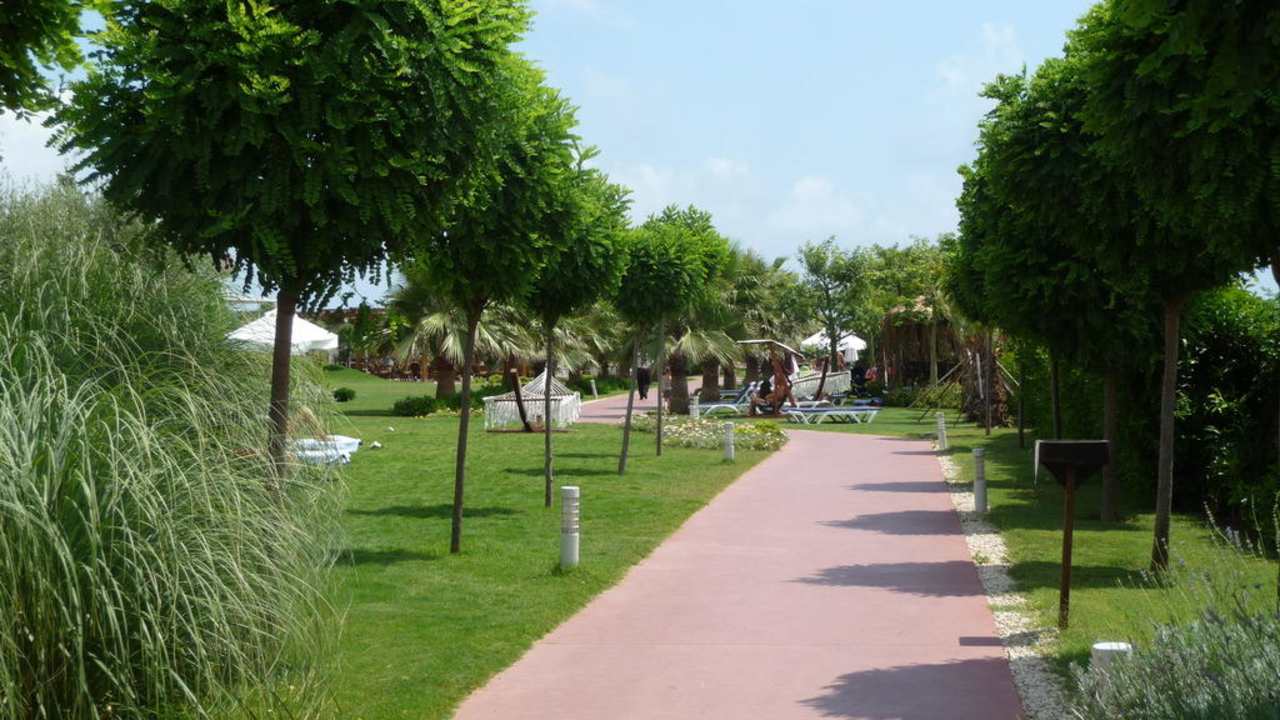 Weg zwischen Rutsch-/Poolanlage und Strand Saturn Palace Resort Hotel