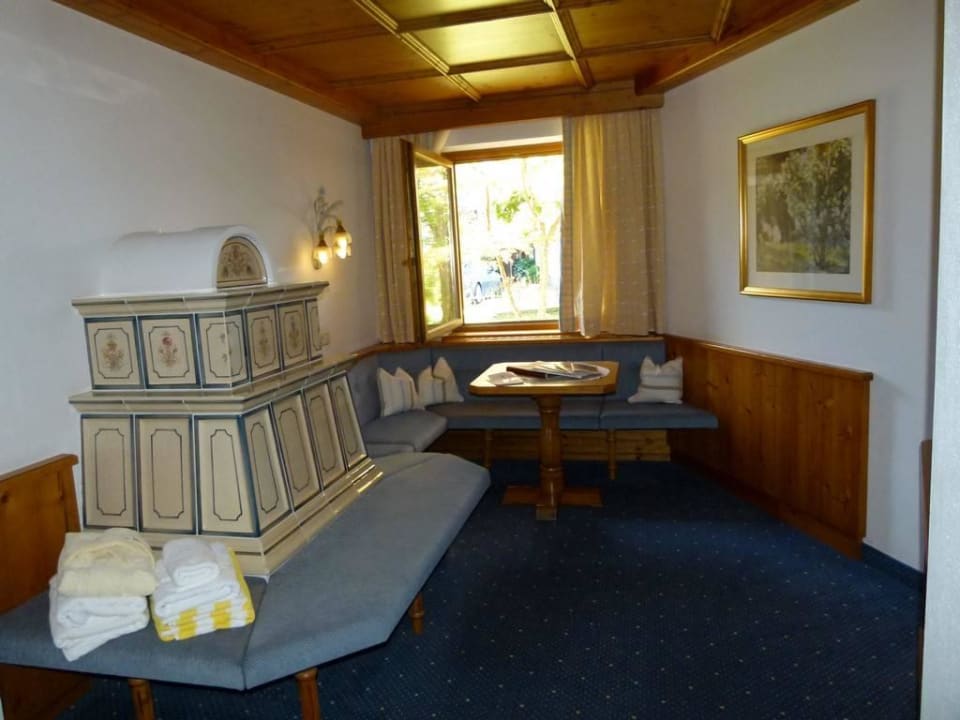 Wohnbereich mit Kachelofen Wohlfühlresort Peternhof
