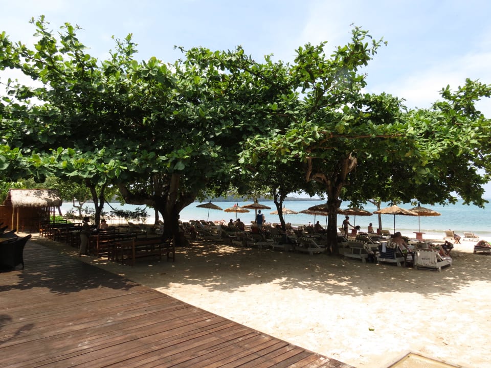 Viel Schatten unter den Bäumen Hotel Keraton Jimbaran Resort