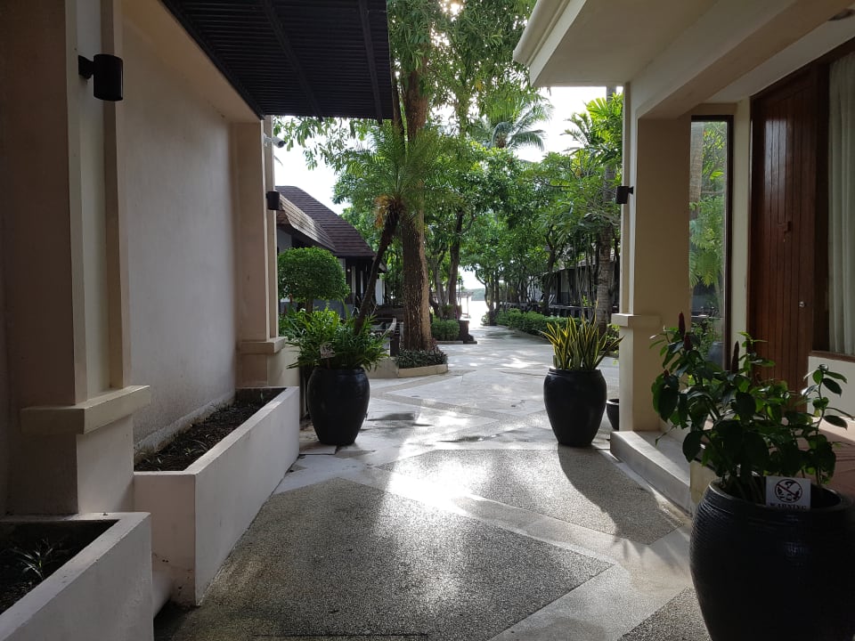 Blick durch den Gang von der Plaza in Richtung Strand  Iyara Beach Hotel
