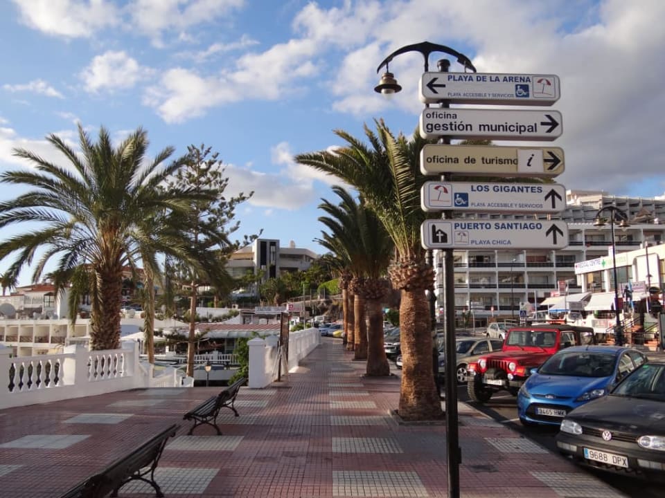 Ulica przed hotelem Landmar Playa La Arena
