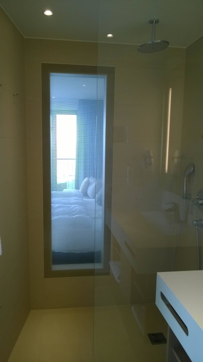 Blick vom Bad bis auf den Balkon SEETELHOTEL Kaiserstrand Beachhotel