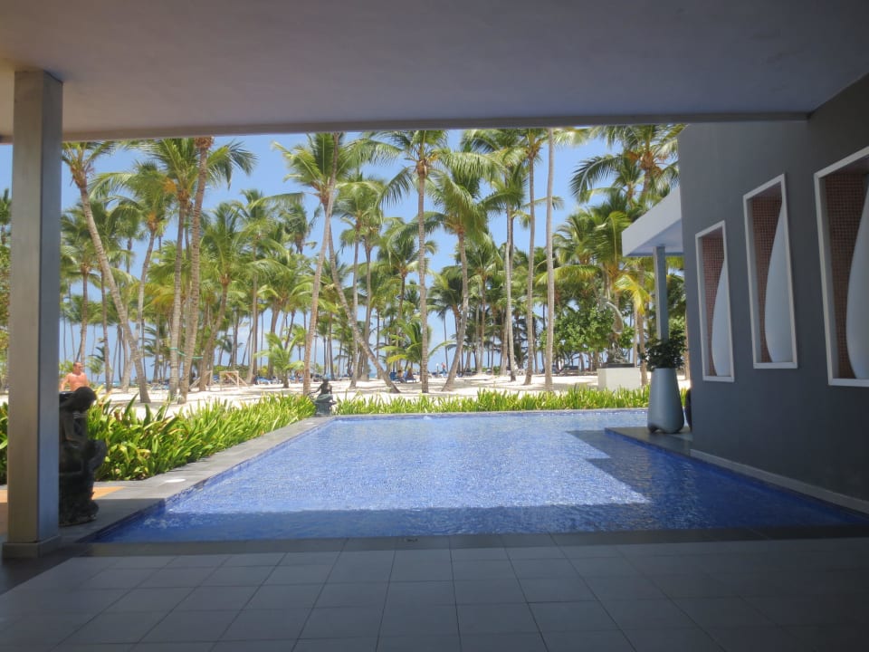 Blick von der Poolbar zum Strand Hotel Riu Palace Macao - Adults only