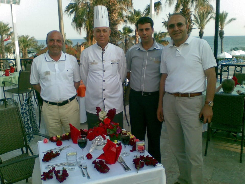 Die Chefs unter sich, links Memed Service Manager  Papillon Belvil