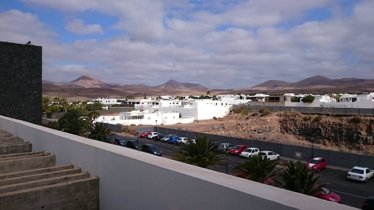 Hinter dem Hotel Hotel Costa Calero