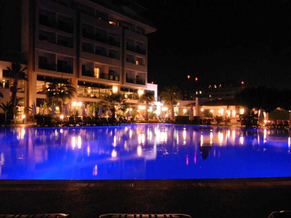 Der Pool am Abend. Aydinbey Kings Palace & Spa