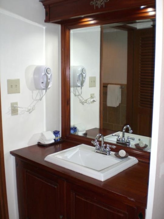 Bad im Zimmer 206 Manta Ray Bay Resort & Yap Divers