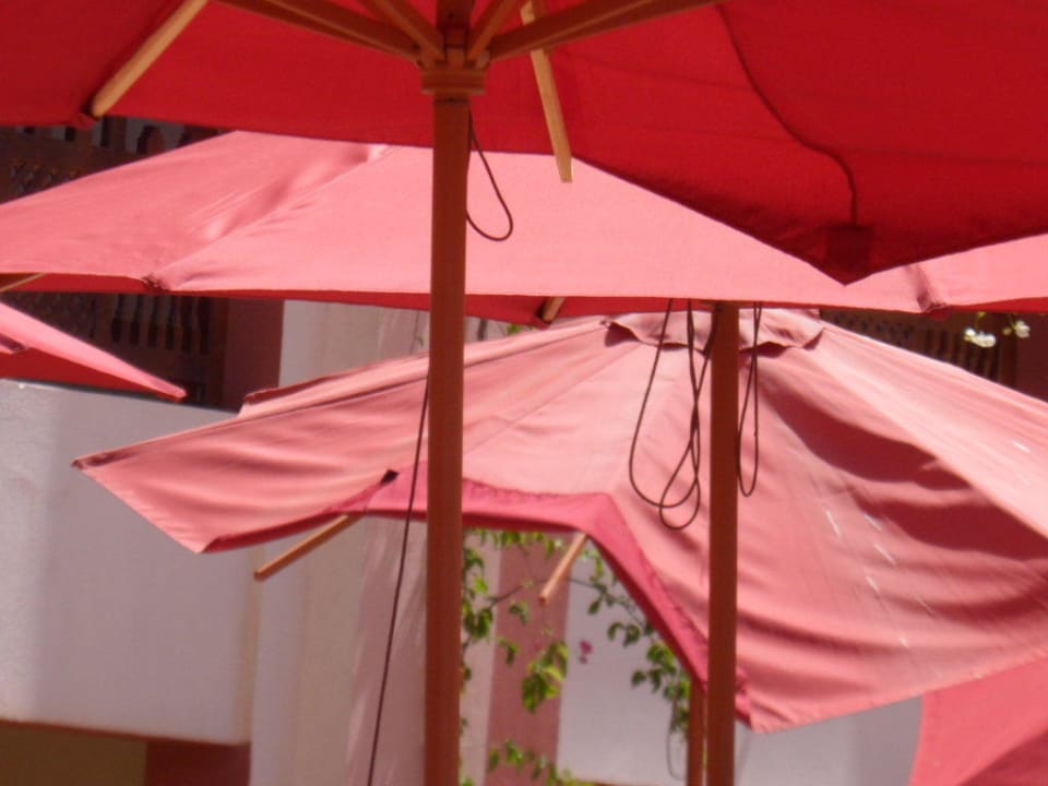 Überall defekte Sonnenschirme Lella Meriam Hotel & Club