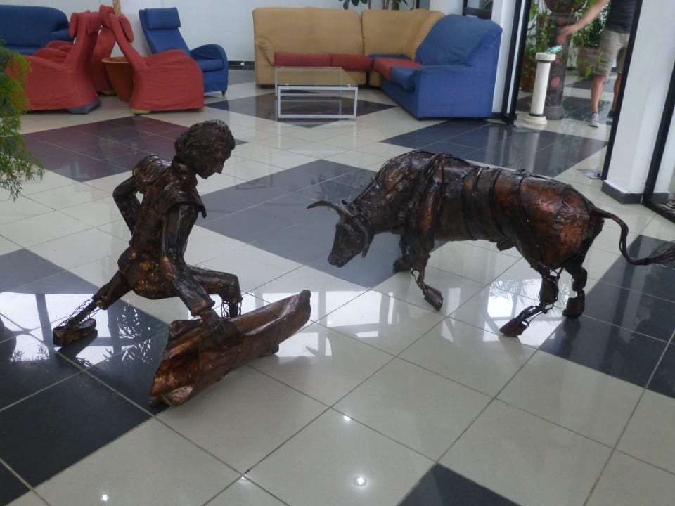 Skulpturen in der Lobby Hotel Jagua Affiliated by Meliá