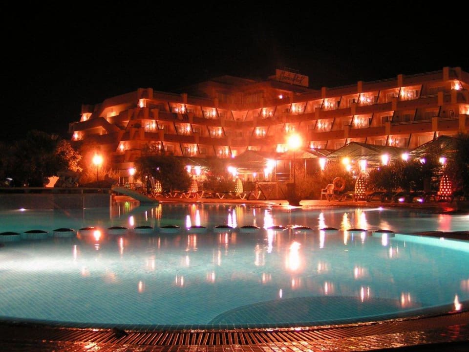Pool & Hotel bei Nacht Hotel Mariant Park