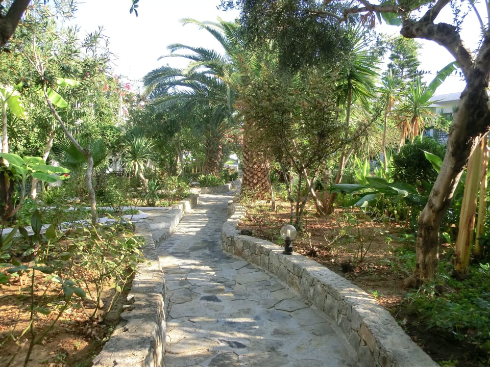 Der Weg vom Bungalow zum Strand HARPIN Happy Days Beach Hotel