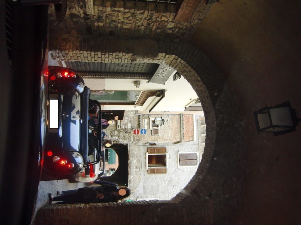 Weg mit dem Auto zum Hotel, könnte spannend werden Hotel Mavino