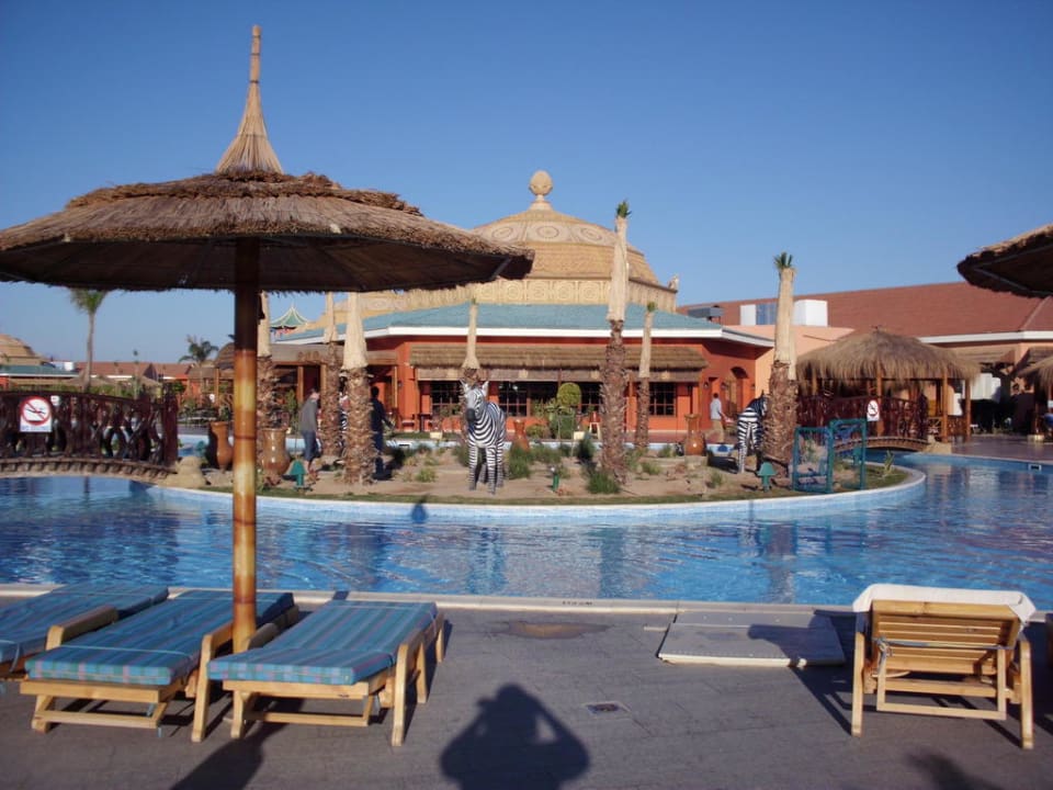 Blick vom Pool auf die Restaurants Pickalbatros Jungle Aqua Park Resort - Neverland Hurghada