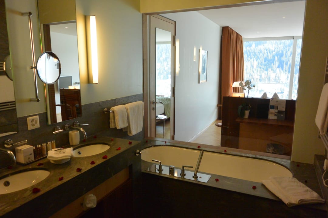 Bad mit Blick ins Zimmer Waldhotel & SPA Davos - for body & soul