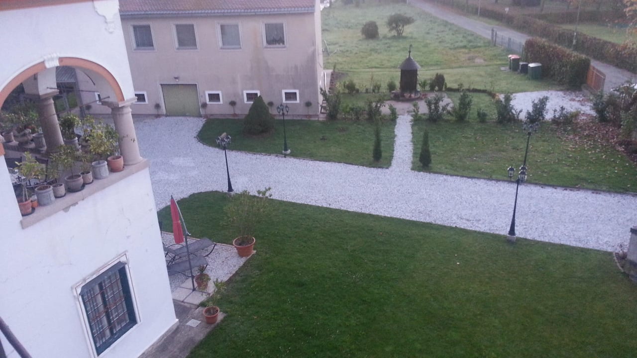 Blick auf denn Innenhof und links ist der Parkpl. Hotel Zeilinger Schlössl