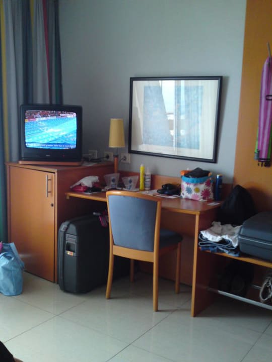 Fernseher und Tisch im Zimmer Bull Escorial & Spa