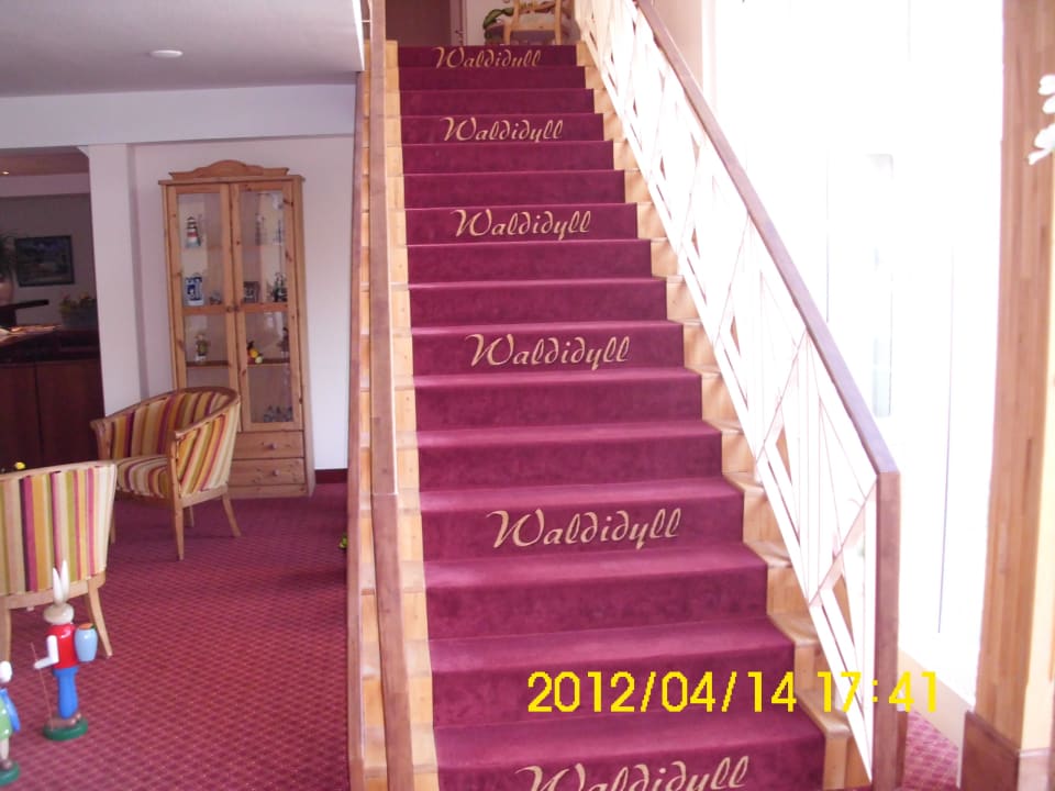 Die Treppen zum 1. OG Hotel Waldidyll