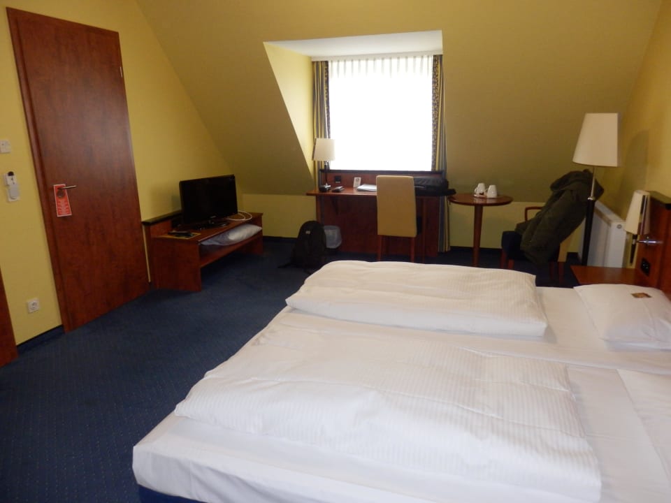 Doppelbett Zimmer im obersten Stockwerk AMEDIA Hotel Frankfurt Rüsselsheim